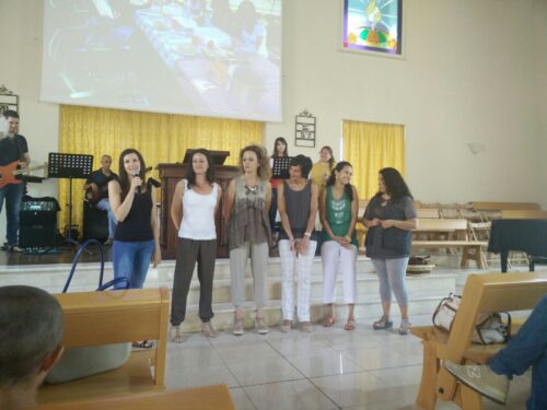 Comunione fraterna di donne che pregano, cantano e gioiscono insieme davanti al Signore